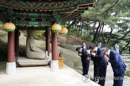 문대통령·양당 원내대표, 청와대 경내 불상에 '협치 합장'