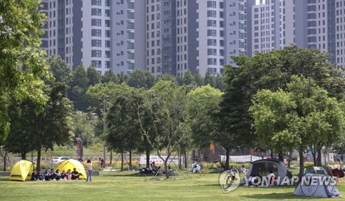 문 닫은 수도권 공공시설 '한산'…한강공원·해수욕장 '북적'