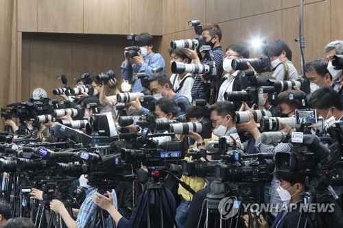 당당하고 카랑카랑…윤미향, 37분간 땀 흘리며 의혹 반박