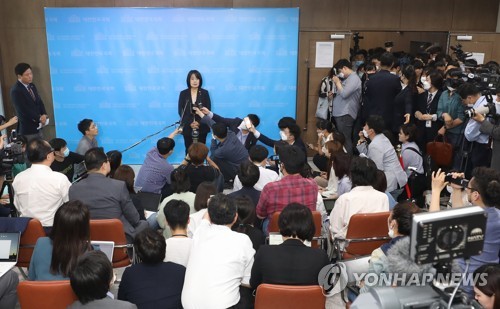 쉼터·후원금 유용·한일합의…윤미향 의혹 쟁점과 해명