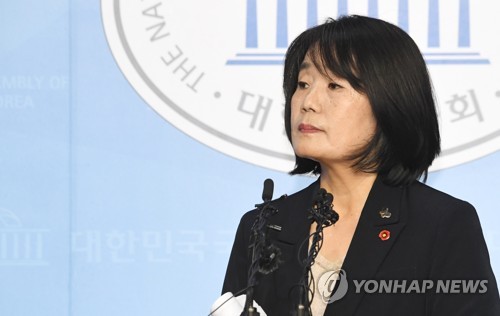 태세전환 윤미향, 딸 김복동 장학금 의혹에 "허위 주장"
