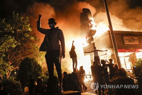 트럼프, 시위대에 "폭도·약탈자 용납못해"…군투입 초강경론(종합)