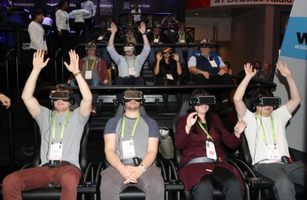 세계 최대 가전·IT 박람회인 'CES(Consumer Electronics Show) 2018'이 개막한 2018년 1월 10일 오후(현지시간) 미국 라스베이거스 컨벤션센터(LVCC)에서 참관객들이 삼성전자의 가상현실(VR) 기기인 갤럭시 기어를 체험하고 있다/사진=연합뉴스