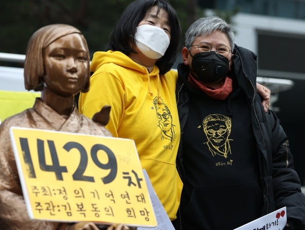 윤미향 정의연 대표(왼쪽)와 김서경 작가가 김복동 할머니의 얼굴이 새겨진 티셔츠를 입고 있다. 사진=연합뉴스