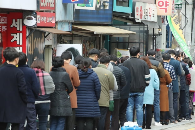 지난 7일 오후 서울 시내의 한 약국에서 시민들이 공적 마스크를 구매하기 위해 줄을 서 있다. 사진=연합뉴스