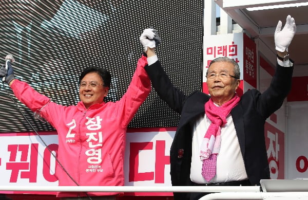 미래통합당 김종인 총괄선대위원장이 10일 오후 서울 동작갑에 출마하는 미래통합당 장진영 후보의 유세가 열린 서울 장승배기역 인근에서 시민들에게 인사하고 있다. 사진=연합뉴스