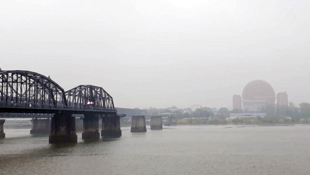 신종 코로나바이러스 감염증(코로나19) 확산 우려로 북한과 중국 간 국경 봉쇄가 이어지는 가운데 21일(현지시간) 북중 접경인 중국 랴오닝성 단둥에서 북한으로 가는 화물열차가 운행된 것으로 전해졌다. 사진은 지난 19일 단둥에서 바라본 북한 신의주. 사진=연합뉴스