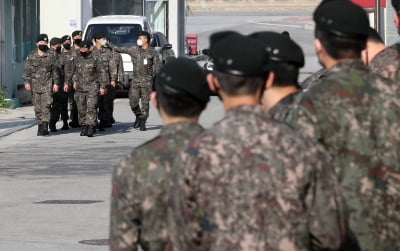 군인 휴가 8일부터 재개…외박·면회는 단계적 시행