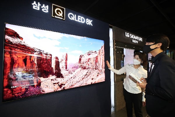 롯데하이마트 용산아이파크몰점 TV매장에 비치된 삼성 QLED 8K TV와 LG 시그니처 OLED TV/사진=연합뉴스