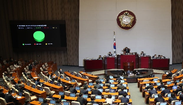 국회에서 성폭력범죄의 처벌 등에 관한 특례법 일부개정법률안이 가결되고 있다.(사진=연합뉴스)