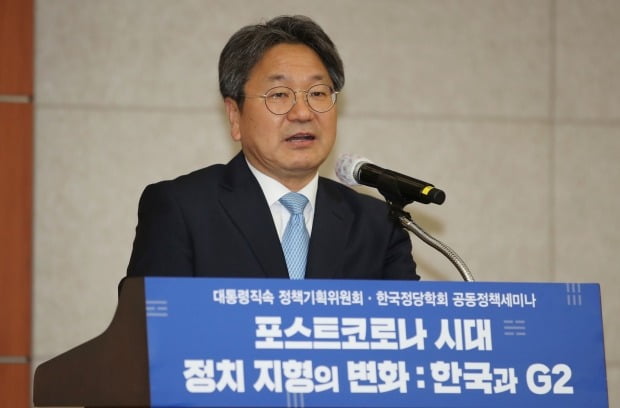 강기정 청와대 정무수석이 1일 오후 서울 용산구 백범김구기념관 컨벤션홀에서 열린 '포스트코로나 시대 정치 지형의 변화:한국과 G2' 정책세미나에서 축사를 하고 있다. 사진=연합뉴스