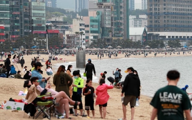 오는 6일부터 '생활방역' 전환 여부, 오늘 결정해 발표