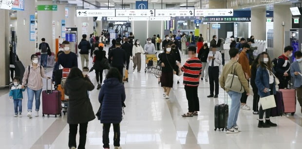 관광객들로 붐비는 제주공항(사진=연합뉴스)