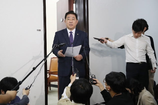 국회 정보위원회 더불어민주당 김병기 간사가 6일 오후 서울 여의도 국회에서 열린 국가정보원 현안보고에 참석한 뒤 김정은 북한 국무위원장 건강이상설 등과 관련한 질문에 답하고 있다.사진=연합뉴스