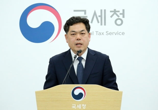 국세청 김태호 자산과세국장이 7일 오전 세종시 정부세종청사 국세청 기자실에서 고가부동산 거래 과정에서의 편법증여 혐의자 517명 세무조사 착수에 관련해 브리핑하고 있다. 사진=연합뉴스