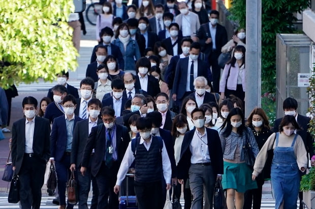 일본 도쿄 시민들이 마스크를 쓴 채 출근길에 나서고 있다. 사진=AP