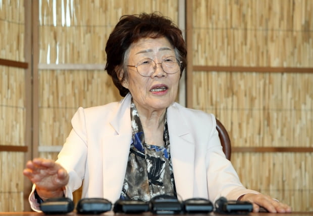 일본군 '위안부' 피해 생존자인 이용수 할머니가 7일 오후 대구시 남구 한 찻집에서 열린 기자회견에서 수요집회를 없애야 한다고 주장하며 관련단체를 비난하고 있다. 사진=연합뉴스
