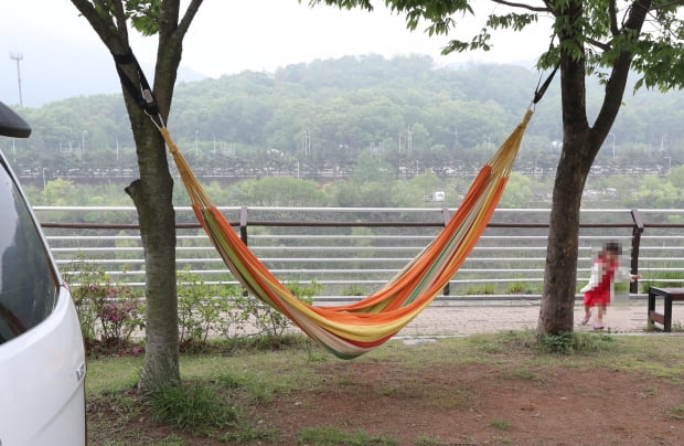 지난 10일 오후 인천시 서구 시천동 경인아라뱃길 공원에 해먹이 설치되어 있다. 사진=연합뉴스