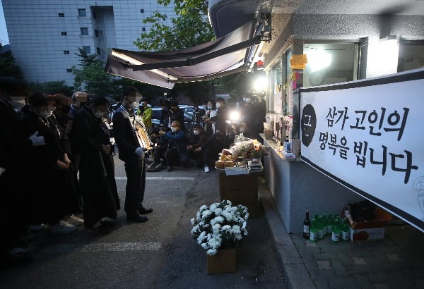 지난 14일 오전 서울 강북구 우이동 한 아파트 경비실 앞에서 아파트 경비원으로 일하다 주민 괴롭힘에 최근 극단적 선택을 한  최희석 경비원의 유족들이 노제를 지내고 있다/사진=연합뉴스