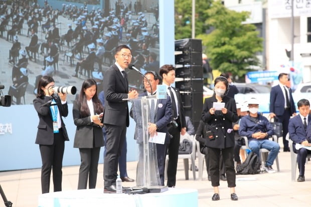 5·18 40주년 기념식 진행하는 김제동 (사진=연합뉴스)