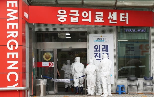 용인시 기흥구 강남병원에서 지난 19일 오후 의료진이 분주하게 움직이고 있다. 사진=연합뉴스
