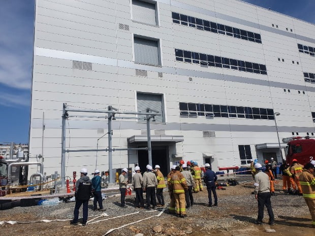 충남 서산시 대산읍 대산공단 내 LG화학 촉매센터에서 불이나 소방 관계자들이 현장을 수습하고 있다.(사진=연합뉴스)