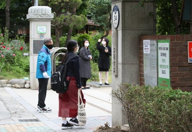 고등학교 3학년 학생들의 등교 개학이 시작된 20일 오전 서울의 한 고등학교에서 한 학생이 등교하고 있다. 사진=연합뉴스