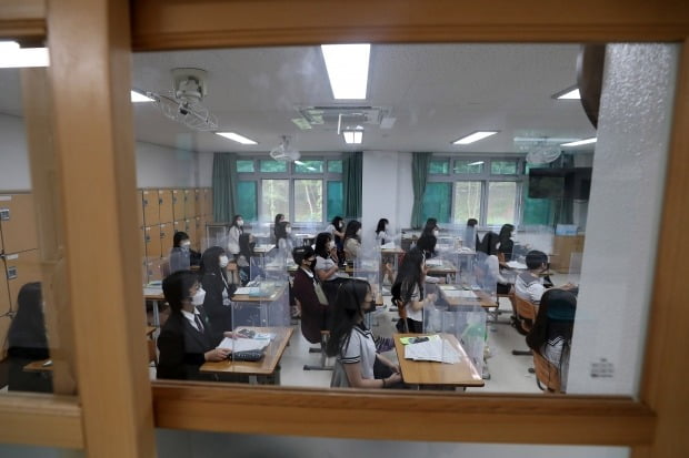 20일 오전 대전시 유성구 전민동 전민고등학교에서 학생들이 수업 준비를 하고 있다. 학생들은 코로나19 여파로 등교 개학이 미뤄진 지 80일 만에 다시 학교에서 수업을 받는다./ 사진=연합뉴스