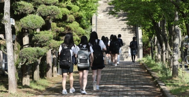 20일 오전 올해 첫 교실 수업을 하는 광주 남구 한 여자고등학교에서 고3 학생들이 반소매 여름 교복 차림으로 등교하고 있다./ 사진=연합뉴스