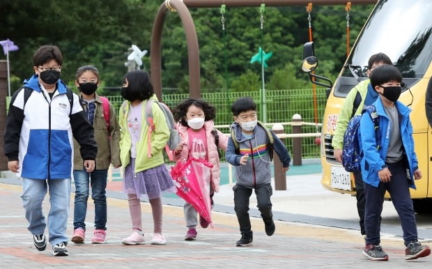 20일 강원 춘천시 북산면 추곡초등학교에서 학생들이 통학버스에서 내려 교실로 향하고 있다. 교육부는 모든 학생이 등교해도 생활 속 거리 두기가 가능한 농산어촌 등의 전교생 60명 이하 소규모 학교는 조기에 등교 수업이 가능하도록 했다./ 사진=연합뉴스