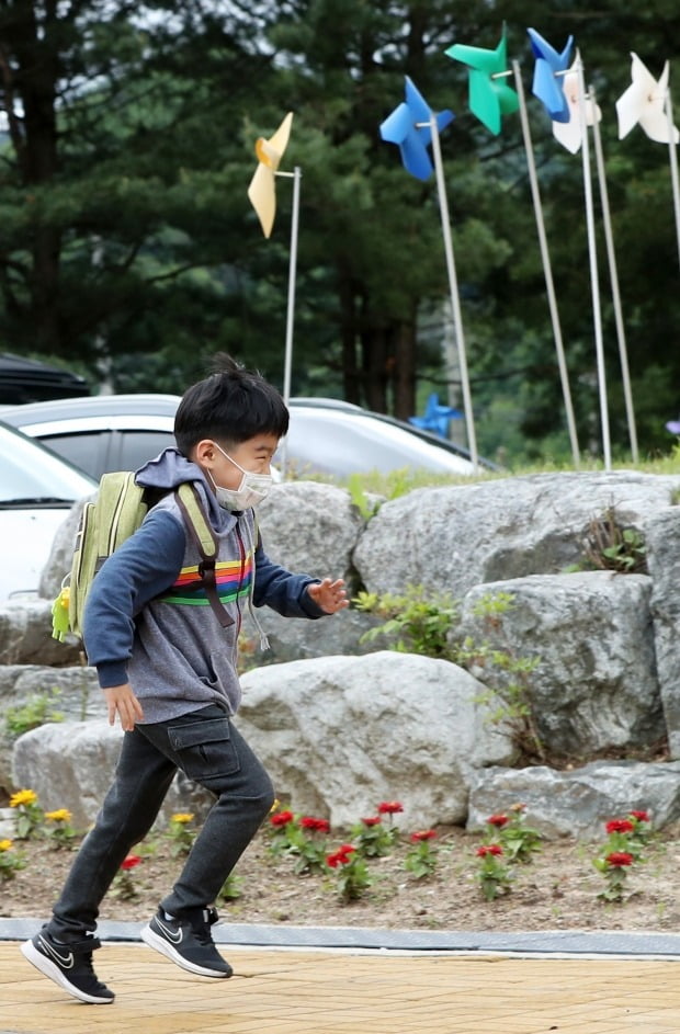 20일 강원 춘천시 북산면 추곡초등학교에서 한 학생이 통학버스에서 내려 교실로 달려가고 있다.
    교육부는 모든 학생이 등교해도 생활 속 거리 두기가 가능한 농산어촌 등의 전교생 60명 이하 소규모 학교는 조기에 등교 수업이 가능하도록 했다./ 사진=연합뉴스