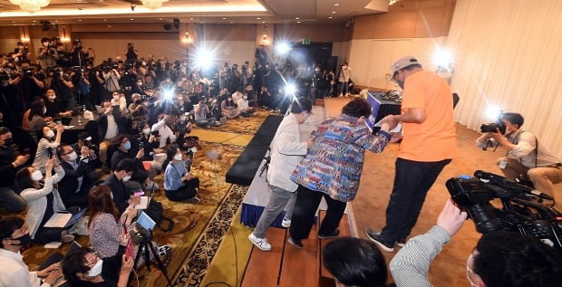 일본군 위안부 피해자 이용수 할머니가 25일 오후 대구 수성구 만촌동 인터불고 호텔에서 기자회견을 갖기 위해 단상에 오르고 있다. 사진=연합뉴스