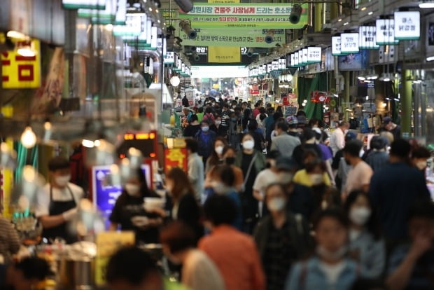 지난 26일 오후 서울 망원시장이 시민들로 북적이고 있다. [연합뉴스]