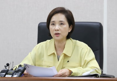 유은혜 "물류센터 집단감염 심각…등교 중지 불가피"