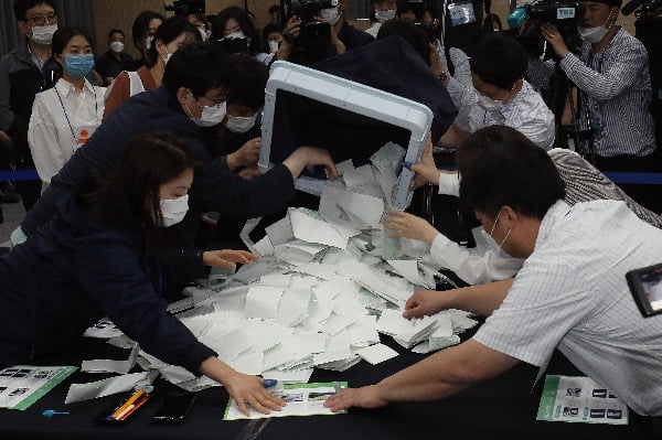  28일 경기도 과천 중앙선거관리위원회에서 4·15 총선 부정선거 주장에 대한 의혹을 해소하기 위해 관계자들이 사전투표 및 개표 공개 시연을 하고 있다. 사진=연합뉴스