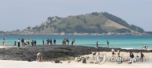 황금연휴 이틀째 제주 해변·관광지 '들썩'…'거리 두기' 실종