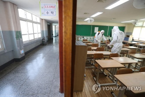 9일 뒤 학생들 등교 시작…학교 내 확진자 발생 시 대응은