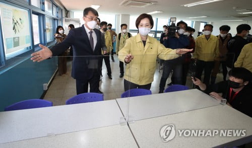 '달라지는 학교생활' 짝꿍 없고 책상 띄워…점심땐 조용히 밥만