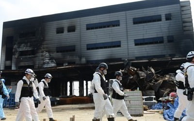 '이천참사' 부검 완료·추가 출국금지…악성댓글 수사도 착수