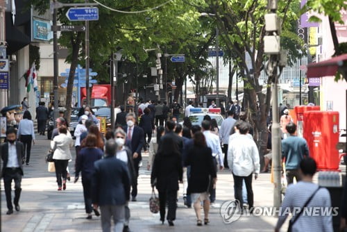 천천히 일상 찾아야 하는데…식당가·쇼핑몰은 '거리두기' 해제