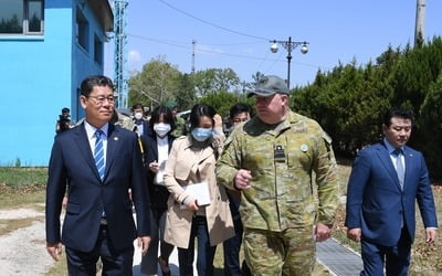 통일장관, 'GP총격' 사흘 만에 최전선행…판문점·철거GP 방문(종합)