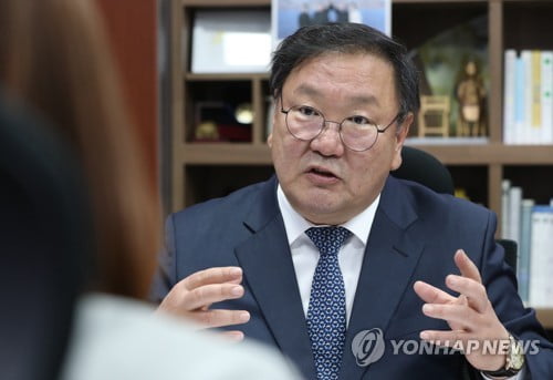 재수 끝 '슈퍼 여당' 원내사령탑…전대협 출신 '정책통' 김태년