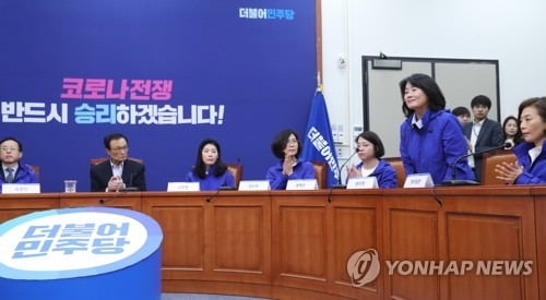'위안부합의 사전설명' 놓고…"가짜뉴스"vs"윤미향 감싸기 급급"
