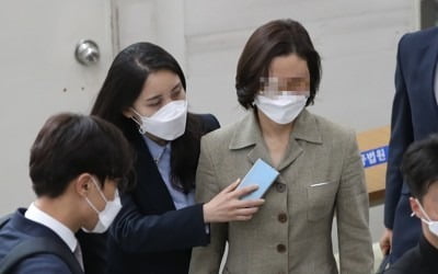 서울대 직원 "조국 딸, 학술대회 왔다"…고교동창과 반대 증언