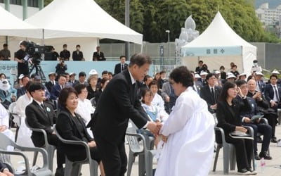 유족 손잡고 위로…문대통령 "오월정신은 모두의 것"