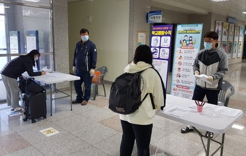 "등교 실감이 안 나요"…등교 수업 앞두고 고3생 기숙사 입실