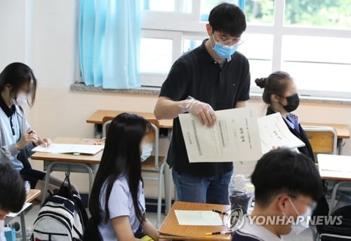 고3 첫 학력평가…"비교적 평이, 온라인 수업으로 한계도"