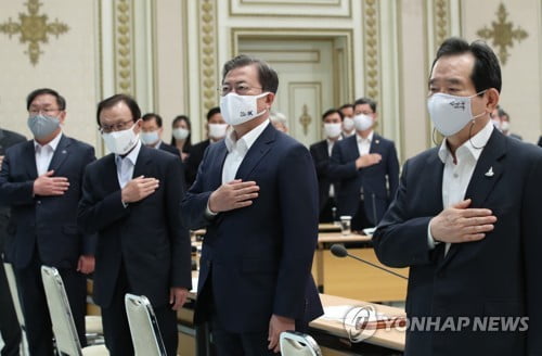 문대통령 "현재 확진자 감당 가능…2차유행 선제대비"