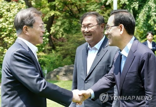 문대통령 "개원날짜 지켰으면"…주호영 "협조하고 싶다"