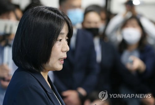 정의연 해명 반복한 윤미향…쉼터·계좌 의혹 규명 결국 검찰로
